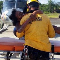Māte ar zīdaini brīnumaini izdzīvo lidmašīnas avārijā Kolumbijā