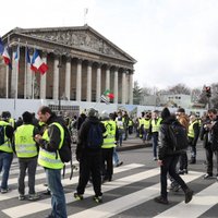 Francijā turpinās 'dzelteno vestu' sadursmes ar policiju