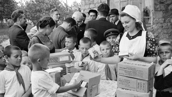 Lend-Lease food packages handed out in Moscow