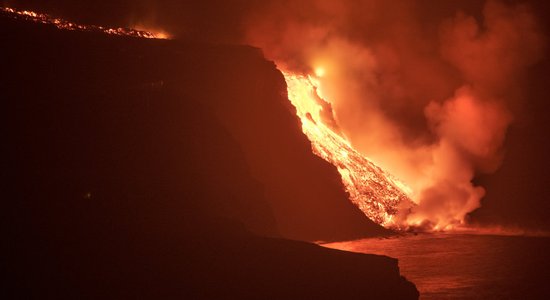 Вода и пламень: лава из вулкана на острове Пальма достигла океана, это опасно выделением токсичных газов