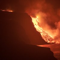 Вода и пламень: лава из вулкана на острове Пальма достигла океана, это опасно выделением токсичных газов