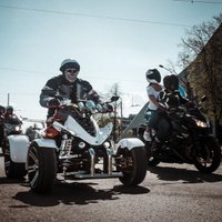 Foto un video: Ar parādes braucienu Rīgā atklāta motosezona