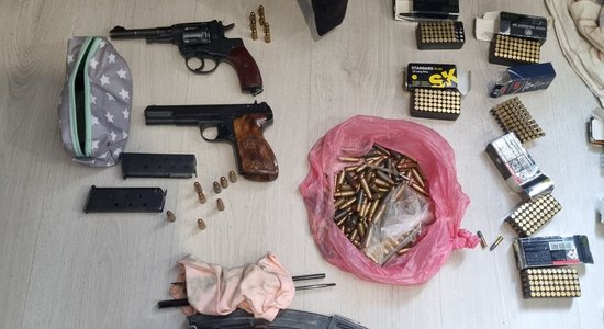 Foto: VP pie narkodīleriem atrod ieročus un vairākus kilogramus kokaīna