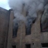 Ar pamatīgu dūmu mutuli Katoļu ielā deg māja (video)