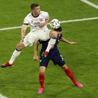 Francijas futbolists Pavārs pēc sadursmes ar vācieti Gosensu nokautēts uz 15 sekundēm
