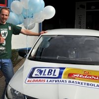 LBL basketbola līdzjutēju konkursa 'Trāpi un brauc' balva aizbrauc uz Valmieru