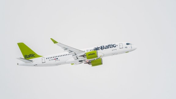 CS300 airBaltic ierodas Rīgā - 8