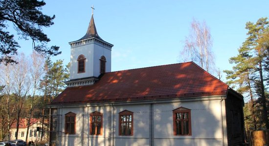 Apdrošinātāji atlīdzina nodegušās Siguļu baznīcas celtniekiem; dievnamu cels citviet