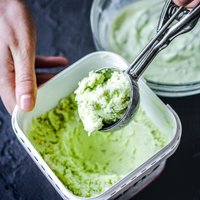 Divas vienkāršas metodes, kā mājās pagatavot saldējumu bez saldējuma mašīnas