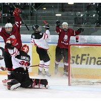 Латвийские хоккеисты на ЧМ (U-18) забросили канадцам шесть шайб