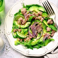 Pavasarīgie tunča salāti ar avokado