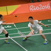 Japānietes triumfē olimpiskajā dubultspēles turnīrā badmintonā