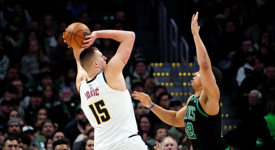 NBA līdervienību duelī Jokiča 'triple-double' nodrošina 'Nuggets' uzvaru pār 'Celtics'