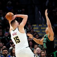 NBA līdervienību duelī Jokiča 'triple-double' nodrošina 'Nuggets' uzvaru pār 'Celtics'