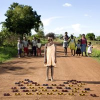 Fotoprojekts 'Rotaļlietu stāsti' jeb Ar ko spēlējas pasaules bērni