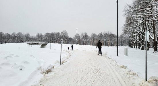 Foto: Sestdien atklāta slēpošanas trase Uzvaras parkā