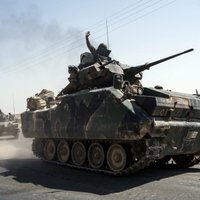 Turcija piedraudējusi Sīrijas kurdiem atkāpties aiz Eifratas; ASV brīdina pārtraukt sadursmes