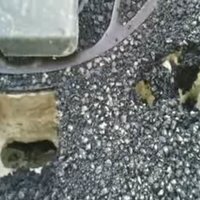 Aculiecinieka video: Lūk, kā iegrūst pavisam svaigi uzliets asfalts!