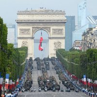 ВИДЕО: На военном параде в Париже показали летающего человека