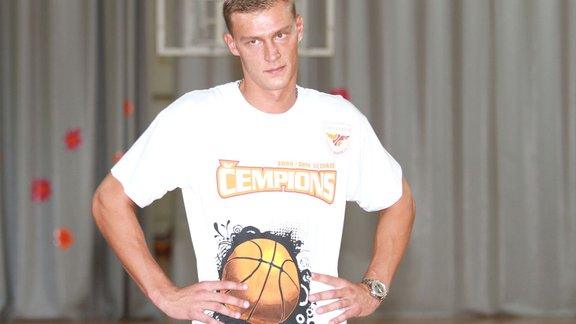 Biedriņš vada basketbola nometni - 10