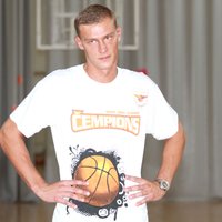 Из НБА отчислили единственного латвийского баскетболиста