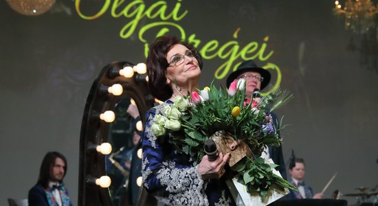 Foto: Ziedu klēpji un nerimstoši aplausi – vareni nosvinēta Olgas Dreģes 80. jubileja