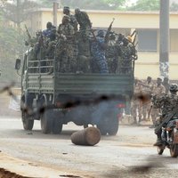 Mali armija kontrolpunktā nogalinājusi 16 cilvēkus