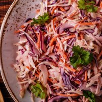 Sulīgi kāpostu salāti: 14 vienkāršas, garšīgas un maciņam draudzīgas receptes