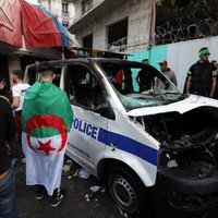 Protestos Alžīrijā policija aizturējusi 108 cilvēkus