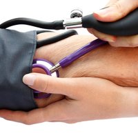 Krīti uz dzīslām: kādas ir augsta un zema asinsspiediena pazīmes un kad tās var kaitēt?