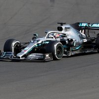 'Mercedes' boksu stratēģija atnes Hamiltonam kārtējo uzvaru