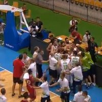 Video: Pēc Latvijas izlases mača pārbaudes spēļu turnīrs Slovēnijā noslēdzies ar masveida grūstīšanos