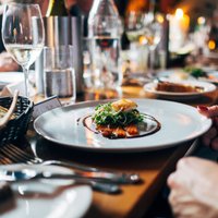 Латвийские рестораны тонут в долгах: в этом году умерли десятки заведений