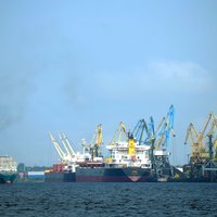 Kravas kuģu satiksmi Rīgas ostā nepārtrauc; ievieš stingrus drošības pasākumus