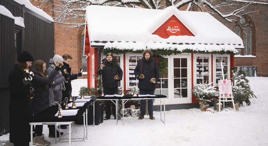 Doma laukumā atklāts Laimas labdarības namiņš