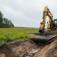 Foto: Kā atjauno grants ceļu Tilža-Baltinava