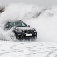 Kā ziemā driftēt droši? Nevis krustojumā vai stāvlaukumā, bet trasē