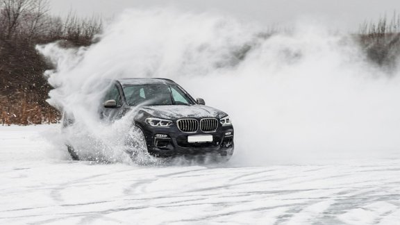 Kā ziemā driftēt droši? Nevis krustojumā vai stāvlaukumā, bet trasē