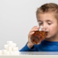 Saldinātais dzēriens un bērna smadzeņu darbība. Zinātnieki skaidro – palīdz vai kaitē