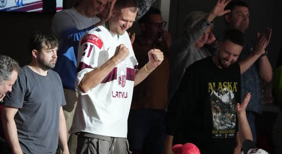 ФОТО, ВИДЕО. Порзиньгис поздравляет хоккеистов в раздевалке, Остапенко болеет на трибунах