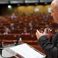 EP komisārs Muižnieks kritizē Eiropas valstis par reakciju uz migrantu jautājumiem