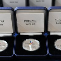Foto: Prezentē 'Baltijas ceļam' veltīto kolekcijas monētu