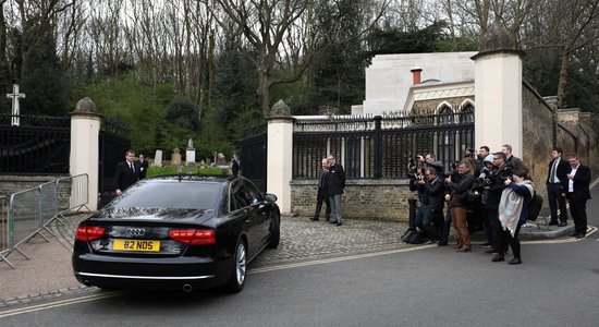 Foto: Privātā bēru ceremonijā tuvinieki atvadās no Džordža Maikla