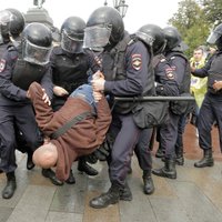 Maskavas policija atbrīvojusi teju visus protesta akcijas gaitā aizturētos cilvēkus