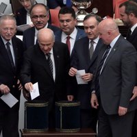 Turcijas parlaments atceļ deputātu imunitāti; bažas par vēršanos pret opozīciju