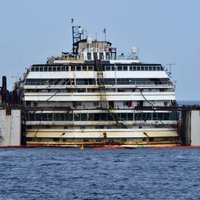 Kuģis 'Costa Concordia' atkal kļuvis peldošs