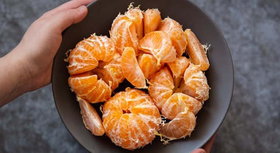 Ēdot mandarīnus vairumā, kādam var rasties alerģiska reakcija, norāda farmaceits