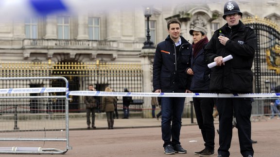  Buckingham Palace  and London police