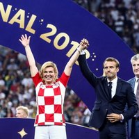 Futbola līdzjutējus aizkustina Horvātijas prezidentes sirsnīgā fanošana