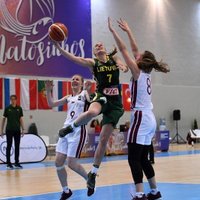 Latvijas U-20 basketbolistes EČ droši uzvar Lietuvas vienaudzes